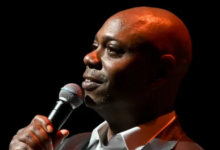 “Jon Stewart and Dave Chappelle Spark Comedy Firestorm at Harlem’s Apollo Theater”